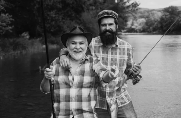 Männerfreundschaften Vater Und Erwachsener Sohn Angeln Mit Angelrute Auf Fluss — Stockfoto