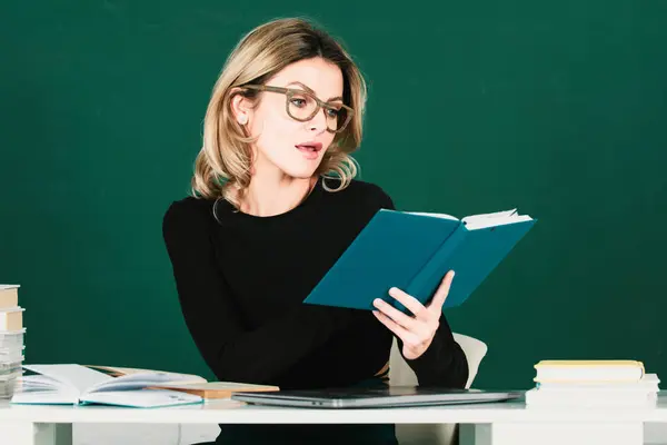 Moderner Attraktiver Lehrer Porträt Einer Smarten Jungen Frau Mit Brille — Stockfoto