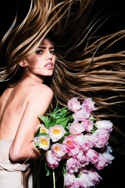 Ragazza Sensuale Con Bouquet Fiori Tulipani Isolato Nero Capelli Movimento — Foto Stock