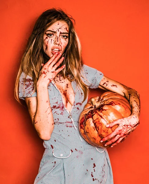 セクシーな吸血鬼 ハロウィーン概念としての美しい若い女性 カボチャを持つ恐ろしい流血のゾンビ少女 赤い血とブロンドの髪の女性 — ストック写真