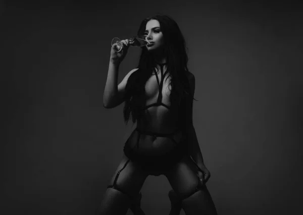 Стройная Женщина Одетая Черное Белье Завязанная Веревками Сексуальная Модель Темноте — стоковое фото