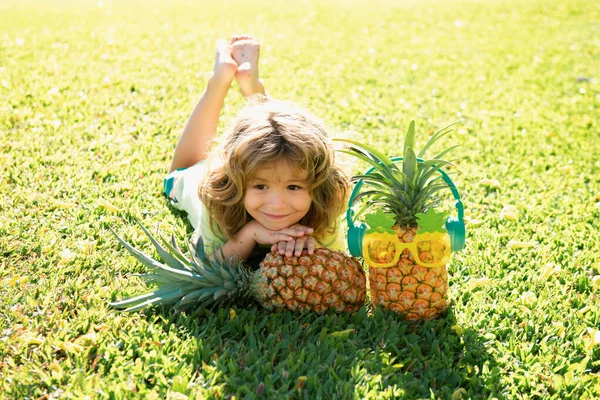 Menino Segurando Abacaxi Sorrindo Com Rosto Feliz Quintal Frutos Verão — Fotografia de Stock