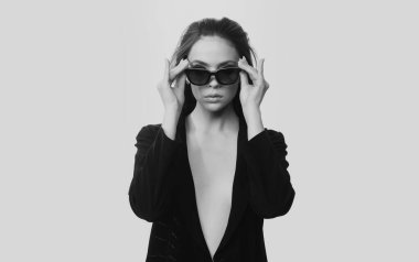 Yaz gözlüğü modası. Güneş gözlüklü şehvetli bir kadın. Güzel bir kadın model. Moda tarzı eğilimi