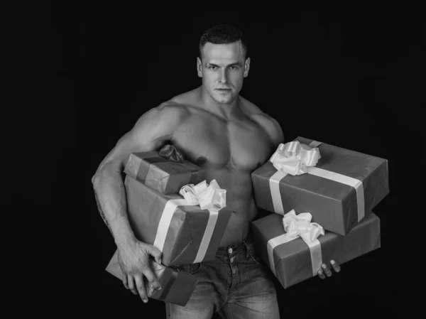 Homem Musculoso Sexy Segurando Presentes Natal Pai Natal Tem Uma — Fotografia de Stock