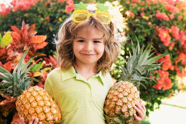 Miúdo Loiro Abraçar Abacaxi Fundo Natureza Infância Nutrição Saudável Publicidade — Fotografia de Stock