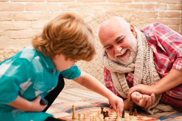 Roztomilý Chlapeček Hrající Šachy Dětství Roztomilý Chlapeček Hrající Šachy Generace — Stock fotografie