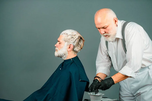 Старший Парикмахер Наносит Краску Волосы Мужчины Процесс Окрашивания Волос Парикмахерскую — стоковое фото