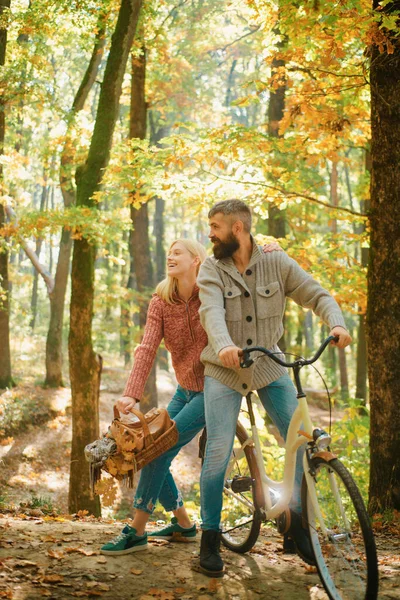 Casal Feliz Fazendo Piquenique Floresta Pedalando Uma Bicicleta Amor Verdadeiro — Fotografia de Stock