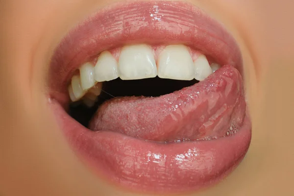 Zunge Und Sexy Weibliche Lippen Sexy Sinnliche Frauen Öffnen Den — Stockfoto