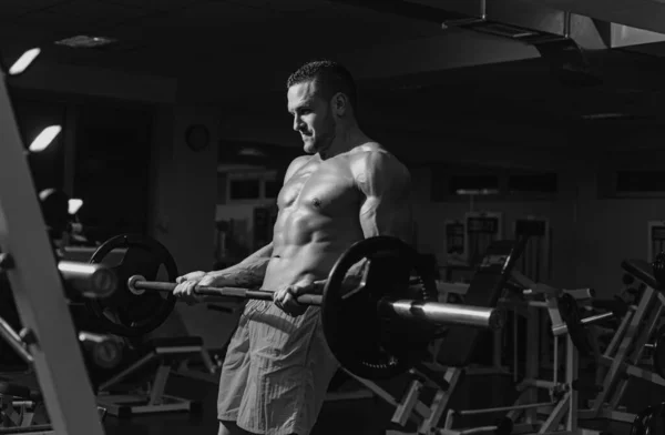 筋肉質で強い男の運動 スポーツマンはウェイトトレーニングをしている フィットネスとクロスフィット — ストック写真