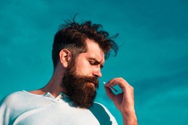 Arka planda sigara içen adam. Acımasız adam.