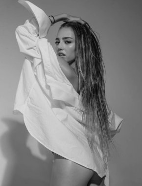Baştan çıkarıcı genç bir kadın. Moda mankeni. Gri elbiseli seksi kız modeli