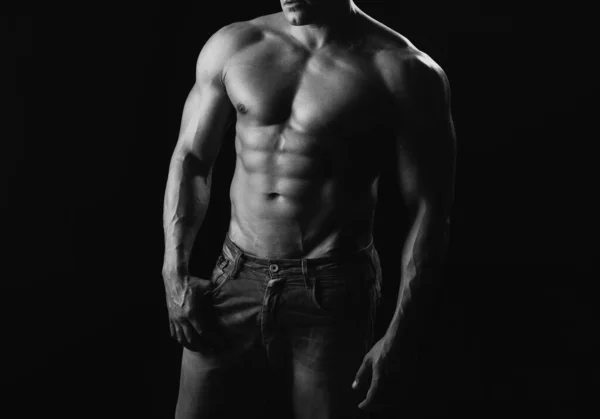 Siyahta Seksi Adam Çıplak Gövdeli Yakışıklı Bir Vücut Geliştirme Ustası — Stok fotoğraf