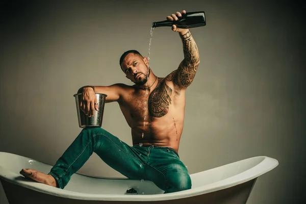 Sexy Unbekleidete Männer Sitzen Auf Badewannen Badezimmer Männer Machen Urlaub — Stockfoto