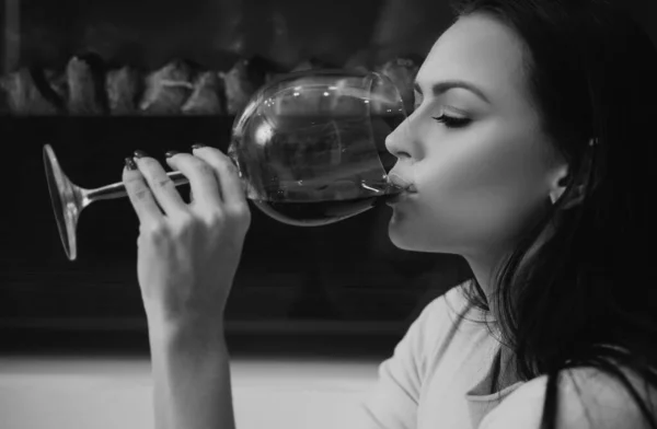 女孩有吸引力的女人化妆脸喝酒杯背景壁炉背景 豪华葡萄酒 享受高贵的口味法国葡萄酒 餐厅和酒厂 华丽的女士喝美食酒 — 图库照片