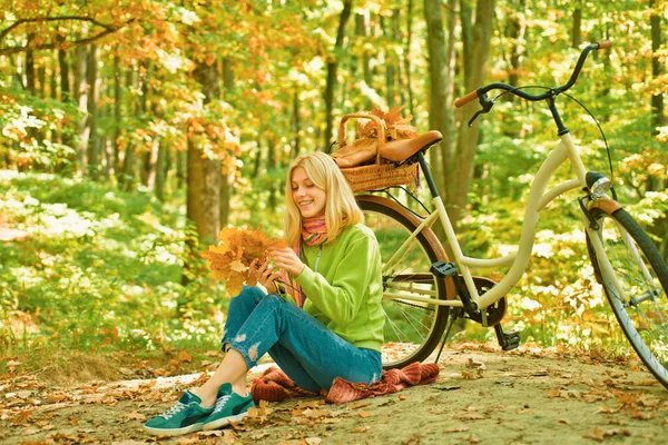 활동적 여성들은 공원에서 황갈색의 가지고 숲에서 아름다운 소녀의 빈티지 자전거와 — 스톡 사진