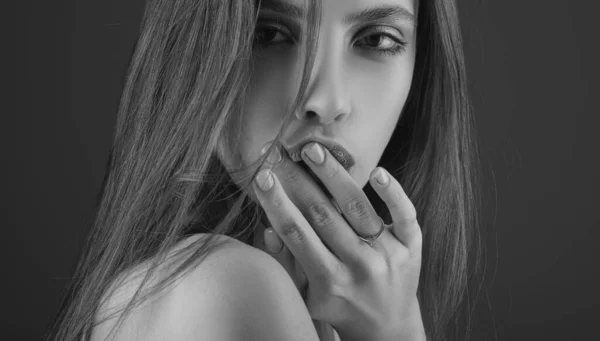 Porträtt Ung Vacker Latinamerikansk Flicka Skönhetskvinna Ansikte Porträtt Sensuella Läppar — Stockfoto