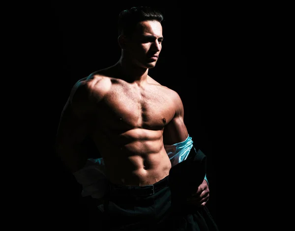 运动的年轻男模展示了他完美的裸体 有肌肉躯干的性感男人 — 图库照片