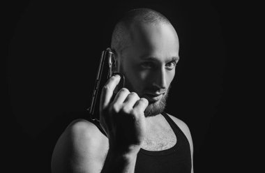 Ateşli silah kullanan bir adam, atış poligonunda makarov tabanca. Gangster iş başında, katil silah doğrultuyor.