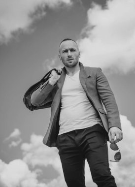 Gökyüzünde takım elbiseli yakışıklı bir genç. İş adamı