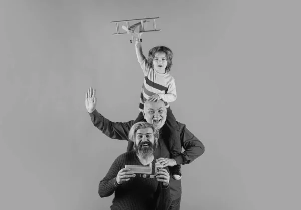 Dziadek Syn Bawią Się Zabawkowym Samolotem Szczęśliwa Rodzina Trzy Pokolenia — Zdjęcie stockowe