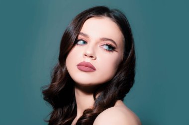 Güzel, zarif bir kadının stüdyo portresi. Yüksek model.