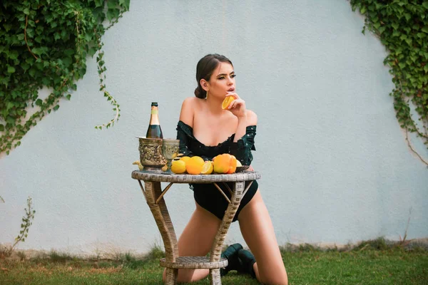 Hermosa Chica Sexy Jardín Comiendo Frutas Tropicales Vacaciones Verano Mujer —  Fotos de Stock