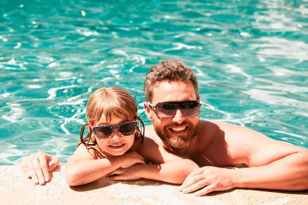 爸爸和儿子在游泳池里游泳 夏天的家 在游泳池的快乐家庭 — 图库照片