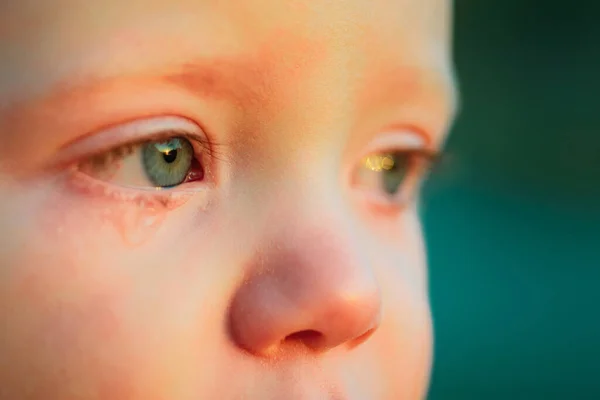 Płacz Dziecko Błękitnymi Oczami Mały Czuły Chłopczyk Płacze Kropla Oczu — Zdjęcie stockowe