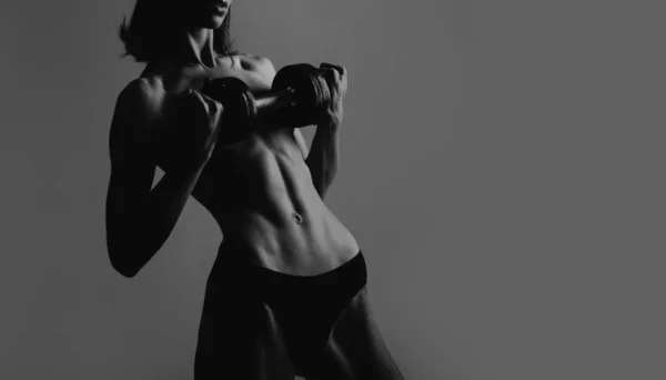女性健身模特 运动年轻女子在健身房锻炼 — 图库照片