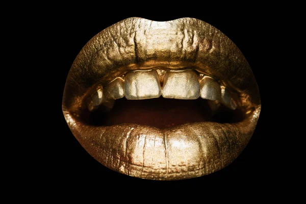 Kobiety Złote Usta Zamykają Odosobnione Tło Złote Seksowne Usta Błyszczące — Zdjęcie stockowe