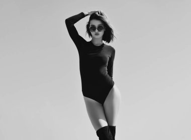 Güneşli bir gün. Uzayı kopyala Güzellik trendleri. Şehvetli bir kadın. Genç bir kadın poz veriyor. Şehvetli model kız. Gözlüklü, genç ve güzel bir model. Güzel manken pozu. Gökyüzünde izole edilmiş