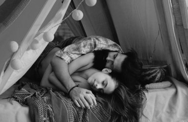 Genç aşık bir çift birlikte zaman geçirir. Erkeğin kucaklaması ve şehvetli bir kadını öpmesi