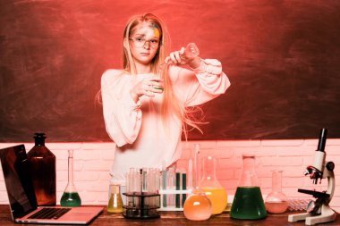 Fen laboratuarı kimya testi. Laboratuvarda deney yapan komik küçük okul çocuğu. Laboratuvarda patlama oldu. Bilim ve eğitim. Laboratuvardaki küçük bilim kadını. Kimyasal deney