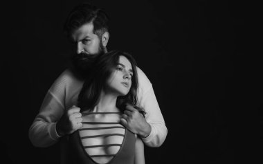 Birbirinizi öpün. Şefkat ve samimiyetin tadını çıkarın. Öpüşen çift portresi. Aşk hikayesi ya da birbirine aşık bir çift portresi. Genç ve hassas aşıklar, seksi kadınların yumuşak tenlerine dokunmayı sever.