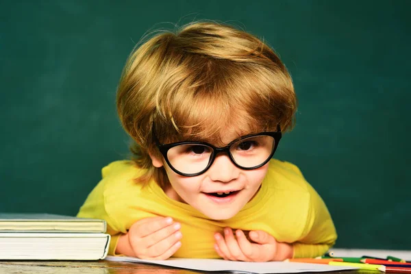 学校的孩子反对绿色黑板 黑板背景 教育进程 学校概念 快乐的心情在学校里开开心心地微笑着 九月一日 — 图库照片