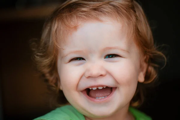 Portret Szczęśliwego Śmiejącego Się Dziecka Uśmiechnięte Niemowlę Słodki Uśmiech Zbliżenie — Zdjęcie stockowe