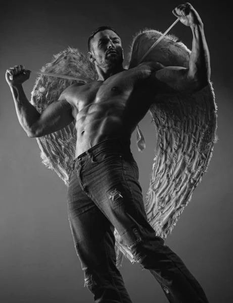 Shirtloos Mannelijk Model Met Engelenvleugels Naakte Erotische Man — Stockfoto