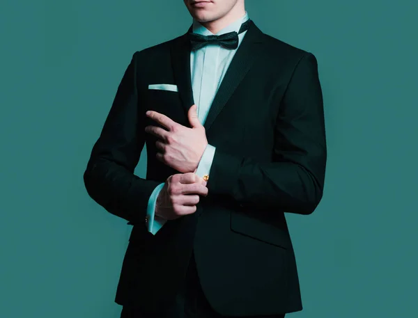 ビジネスファッションルック カフスボタンを修理してる 黒のスーツの紳士 エレガントでスタイリッシュな服 — ストック写真
