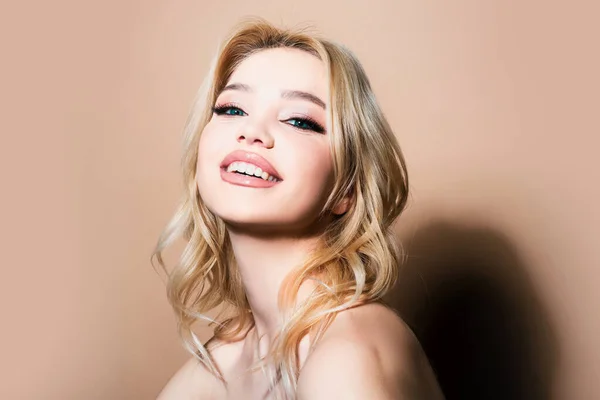 Mutlu Kadın Modelin Güzel Portresi Güzel Narin Kız Mutlu Genç — Stok fotoğraf