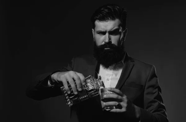 Barkeeper Lederschürze Mit Whisky Cocktail Glas Bärte Und Ein Glas — Stockfoto