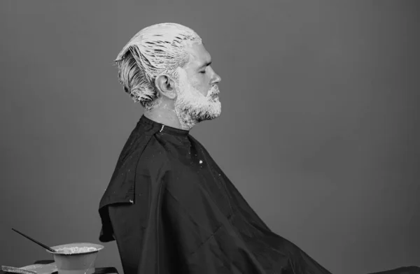 Berber Dükkanı Sakallı Adamın Portresi Renkli Saç Kuaför Salonunda Erkek — Stok fotoğraf