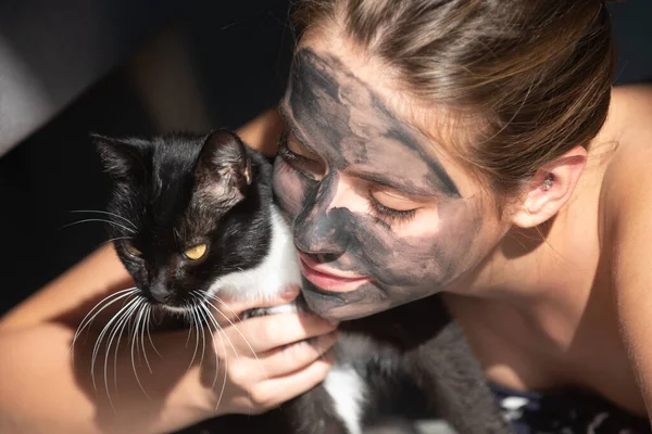 Ráno Černou Kočkou Obličejová Černá Bahenní Maska Krásná Žena Maskou — Stock fotografie