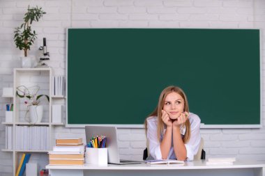 Üniversitede kız öğrenci, okul eğitimi, okul içi eğitim, üniversite sınıfı, üniversitede sınıf