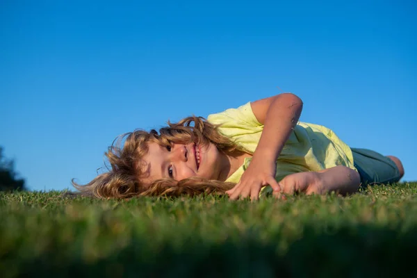 Porträtt Glad Liten Pojke Som Ligger Gräset Parken — Stockfoto