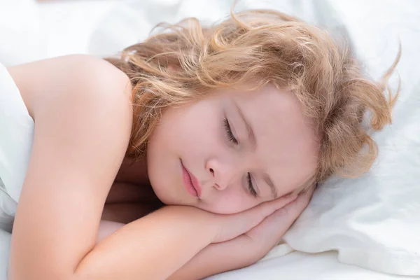 子供は甘い夢を楽しんでる 小さな子供はベッドで寝て昼寝をしてる かわいい子供の眠り — ストック写真
