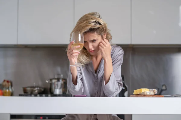 Mulher Deprimida Cozinha Pela Manhã Mulher Triste Bebe Vinho Casa — Fotografia de Stock