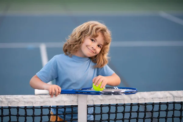 Niño Jugando Tenis Cancha Cubierta Niño Pequeño Con Raqueta Tenis — Foto de Stock
