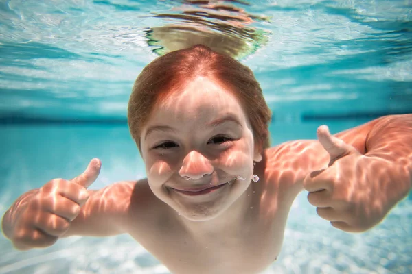 Lustige Aufgeregte Kinder Stehen Unter Wasser Junge Schwimmen Und Tauchen — Stockfoto