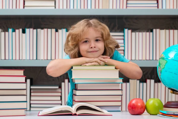 Schuljunge Mit Einem Stapel Bücher Der Bibliothek Zurück Zur Schule — Stockfoto